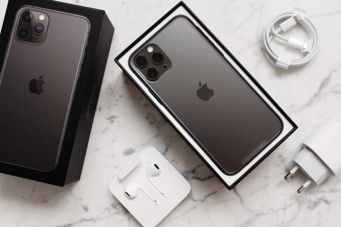 Teismo nuosprendis senjorei, kuri išsimokėtinai ne savo vardu įsigijo du „iPhone“ telefonus 